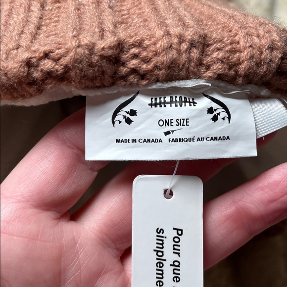 NWT Free People Wool Blend Mauve Cozy Knit Beanie w/Faux Fur Pom Pom Great gift. - Picture 5 of 5